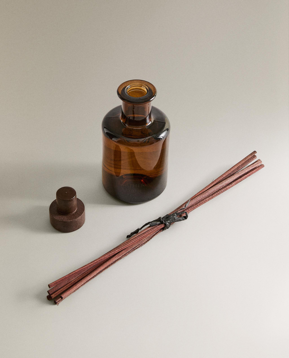 Zara Home Аромадиффузор Leather Amber 95 мл, тростниковые палочки микадо, аромат восточный древесный, Коричневый