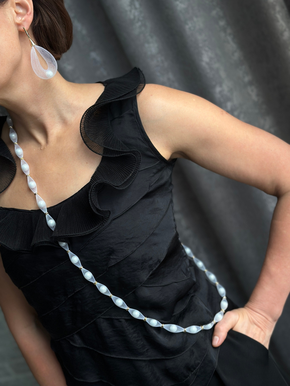 Колье длинная нить из белой ювелирной сетки с жемчугом Майорка, оттенок золото