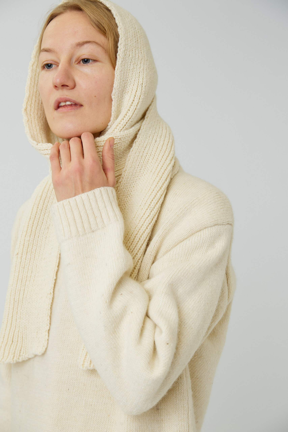 Шарф с капюшоном молочного цвета