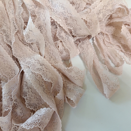 Кружево эластичное, узкое, серебристый пион