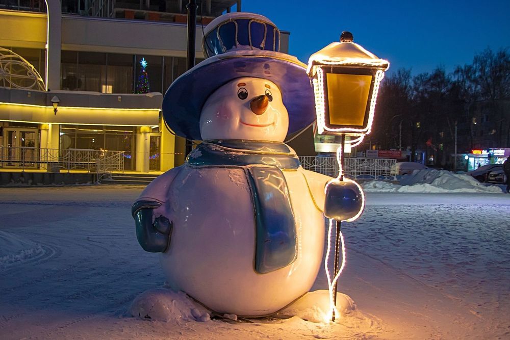 Уличная фигура "Снеговик с фонарем"