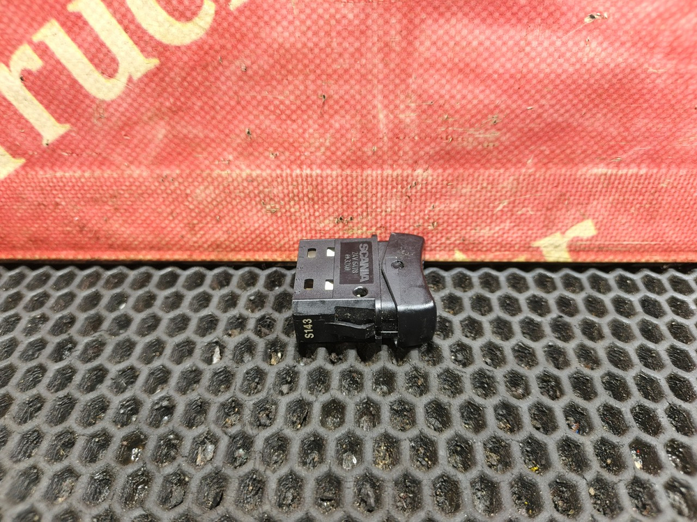 Выключатель внутреннего освещения