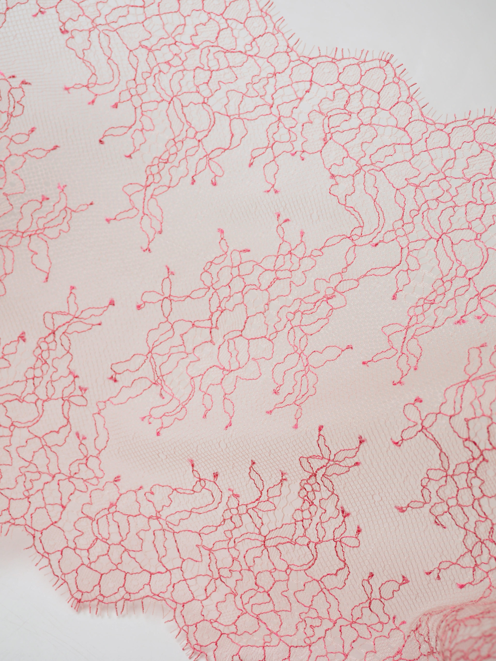 Кружево шантильи серебристый пион с малиновой ниткой неэластичное ширина 22 см длина 1.45 м