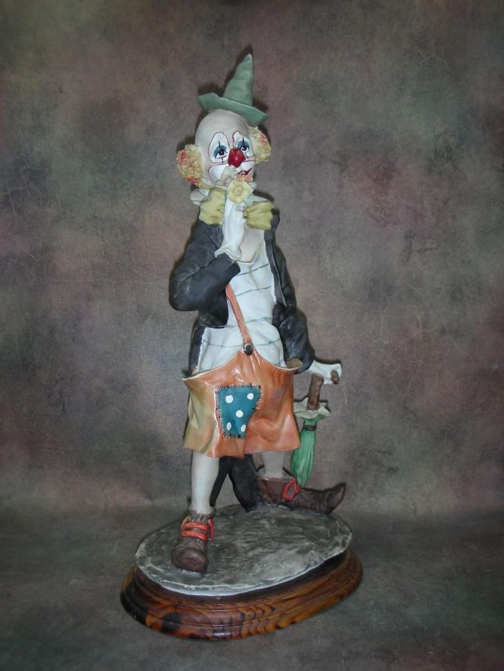 Статуэтка. Фарфор. Клоун бродяга. Capodimonte. Италия