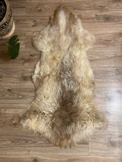 Шкура коврик меховой прикроватный овчина, длинный ворс  108х50 см.