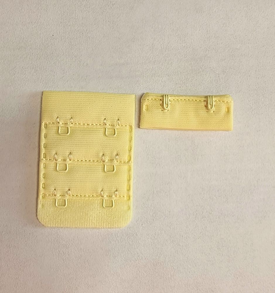 Застёжка тканевая на 2 крючка светло-желтая 5,5х3,7см  ЗТ056