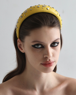 Ободок из желтой кожи с серебристыми клепками