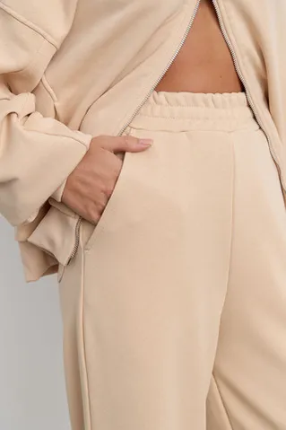 Джоггеры бананы без начеса из премиум футера ванильного цвета