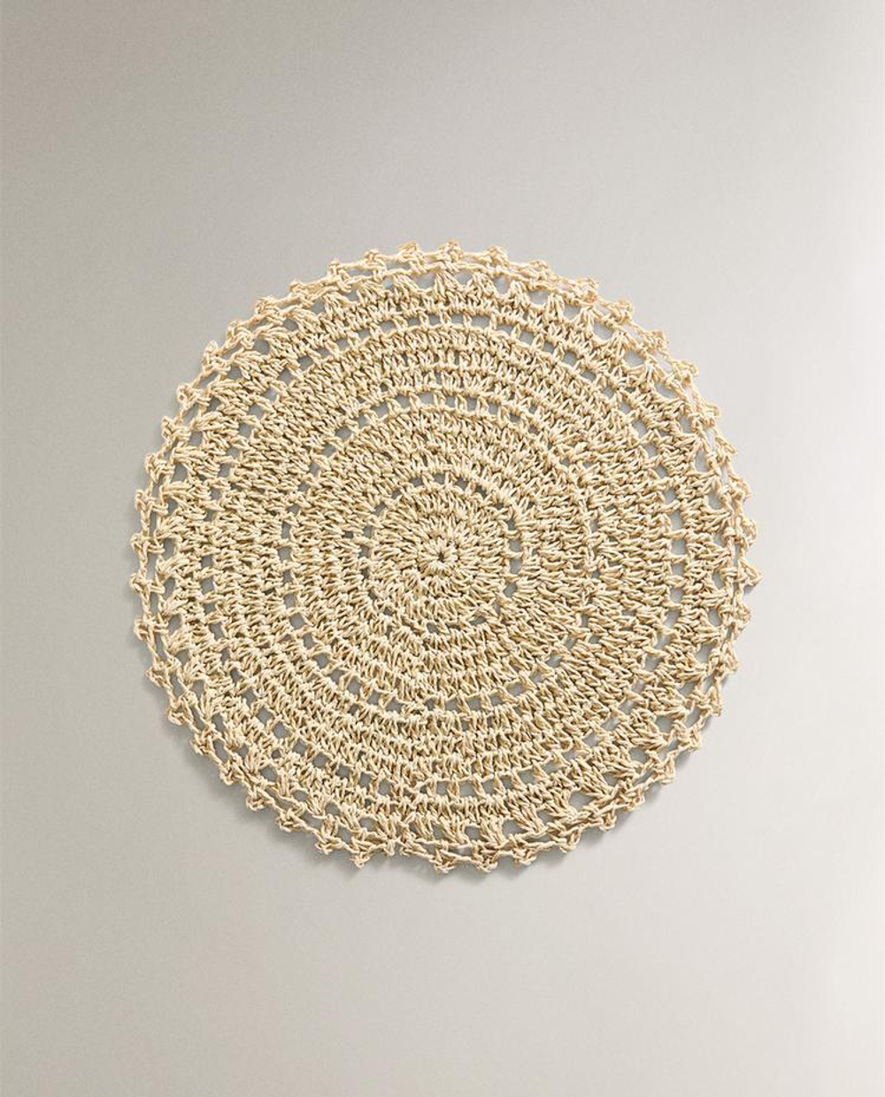 ZARA HOME КРУГЛАЯ ПОДСТАВКА ПОД СТОЛОВЫЕ ПРИБОРЫ С УЗОРОМ ИЗ КРУЖЕВА КРОШЕ, СВЕТЛО-БЕЖЕВЫЙ