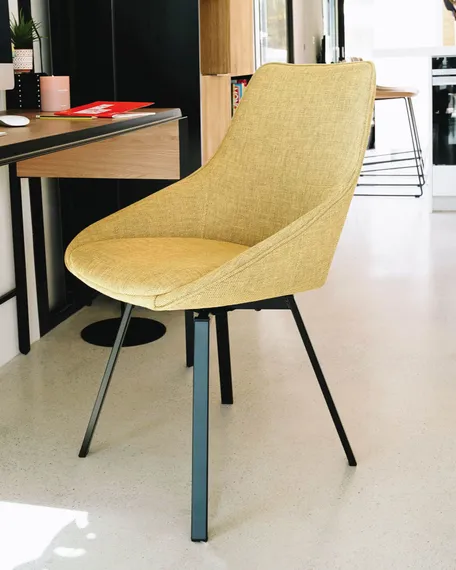 Крутящийся стул Haston горчичный | La Forma | Испания | Купить в Hallberg.ru