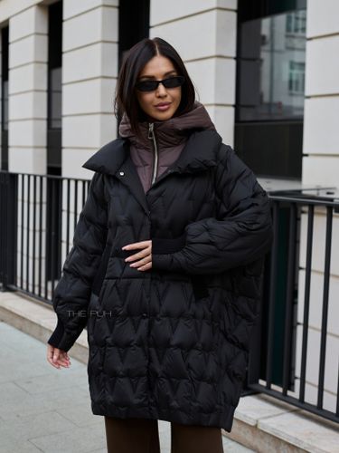 Черный удлиненный пуховик с манишкой-капюшоном