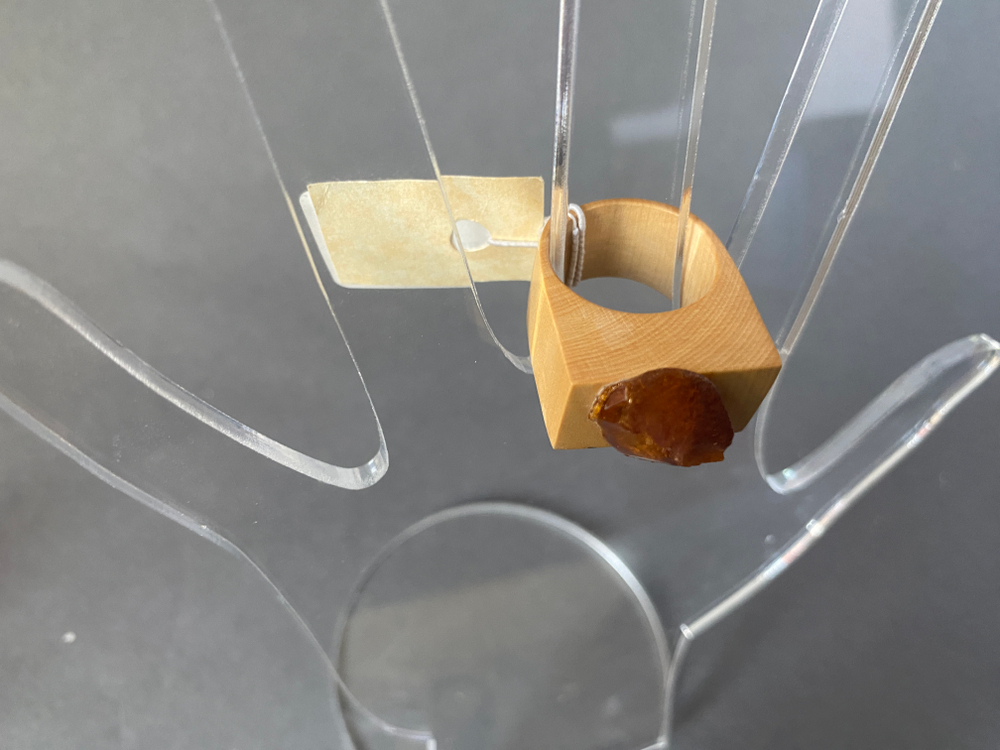 Кольцо с янтарём