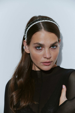 Белый ободок с черными камнями