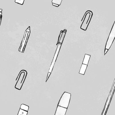 Ручки, карандаши, скрепки, маркеры на сером фоне