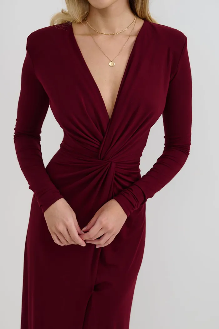 Платье с перекрутом и подплечниками цвета бордо