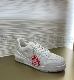 Белые кроссовки LV Trainer Луи Виттон с джинсовыми вставками