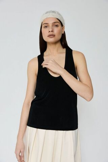 Майка с глубоким вырезом