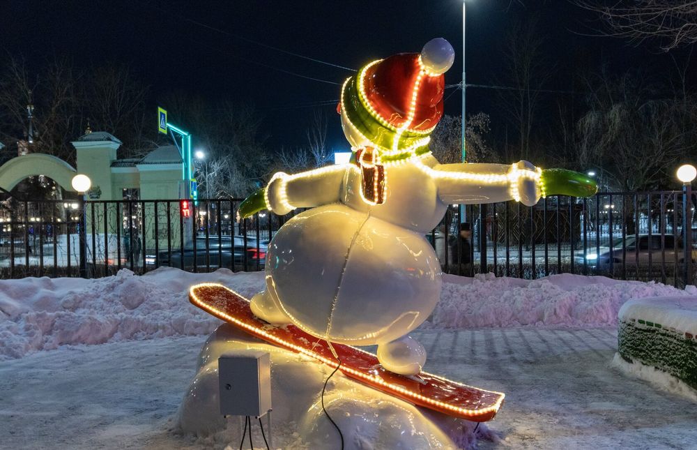 Уличная фигура "Снеговик Сноубордист"