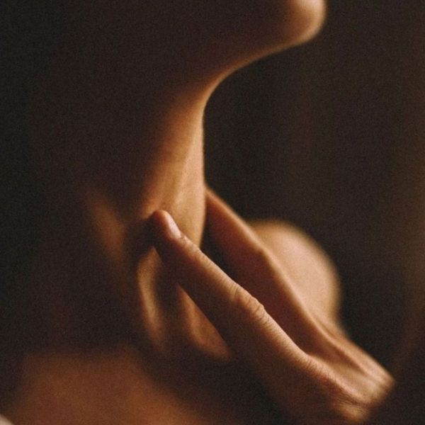 Страсть, жар, полное погружение в ощущения… и вдруг тебе хочется что-то сказать, прошептать, направить. Но вместо потока страсти из горла вырывается что-то невнятное или вовсе тишина. Страсть, жар, полное погружение в ощущения… и вдруг тебе хочется что-то сказать, прошептать, направить. Но вместо потока страсти из горла вырывается что-то невнятное или вовсе тишина.