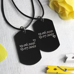 Чёрные парные жетоны для двоих с гравировкой даты на заказ