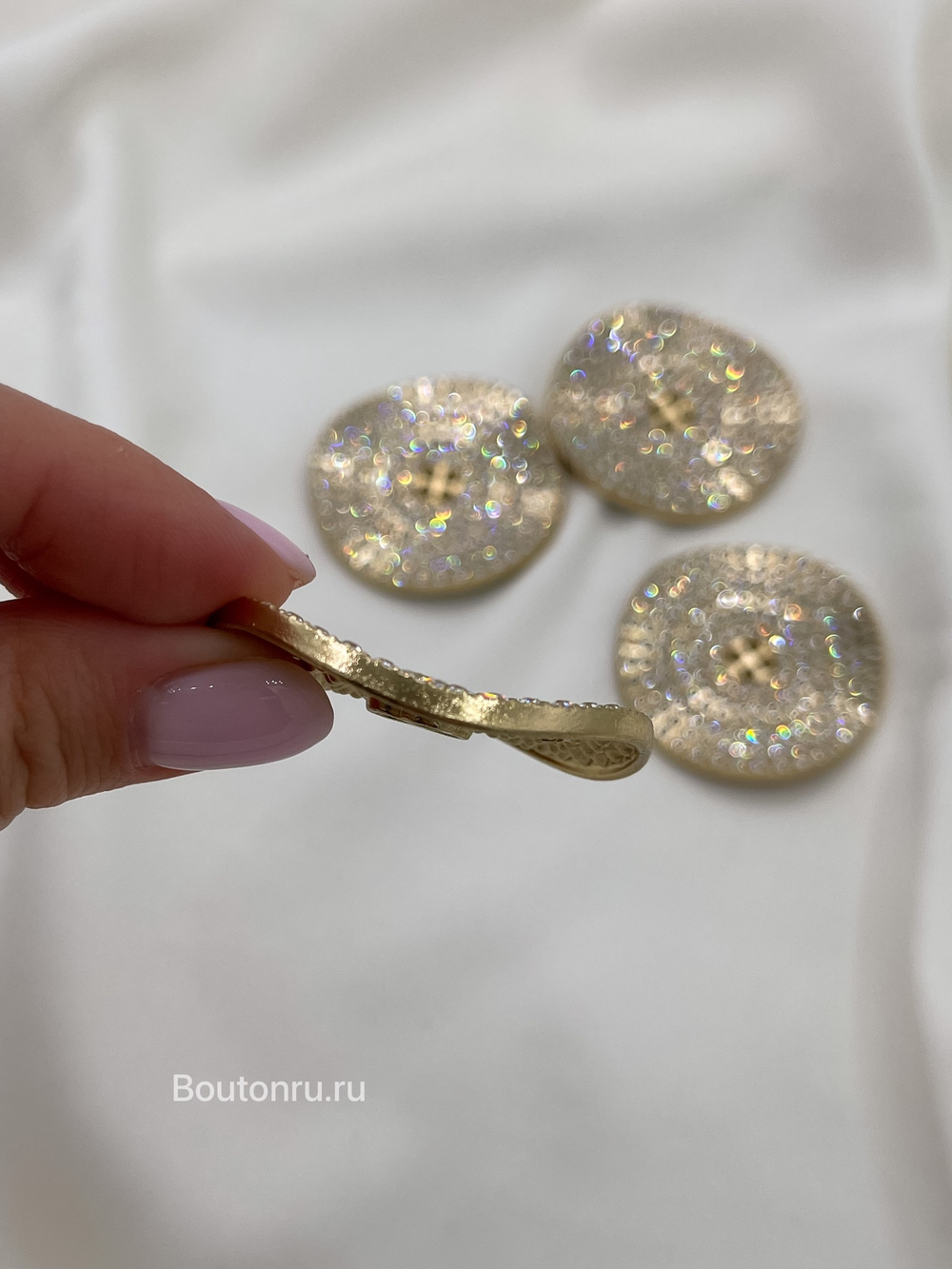 Пуговицы золотые на прокол со стразами изогнутой формы