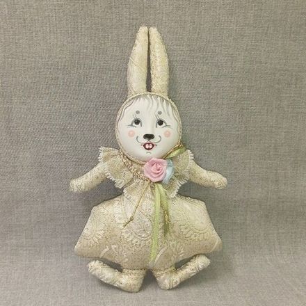 Ёлочная игрушка Крольчиха с бутоньеркой