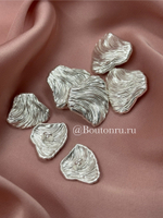 Пуговицы неровной формы рельефные в матовом светлом серебре