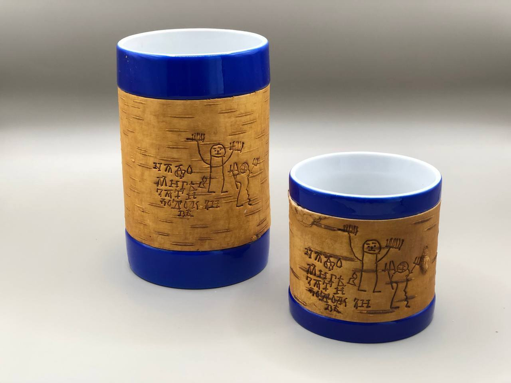 Набор из двух кружек, малая и большая, фарфоровые c берестой. Коллекция Onfim (Онфим) или Gramoty (Грамоты). 2 кружки без ручки, одной коллекции.