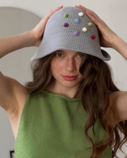 Панама из хлопка серого цвета с разноцветными шишечками