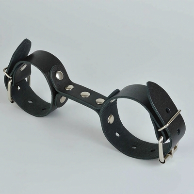 Черные кожаные наручники-фиксатор