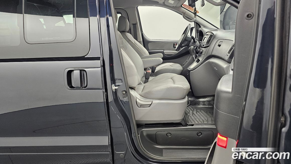 Hyundai The New Grand Starex Van 5-и местный (03.2020)