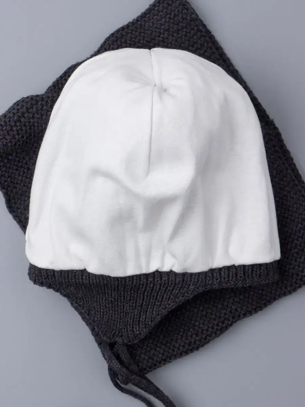 Шапка вязаная для мальчика на завязках и снуд