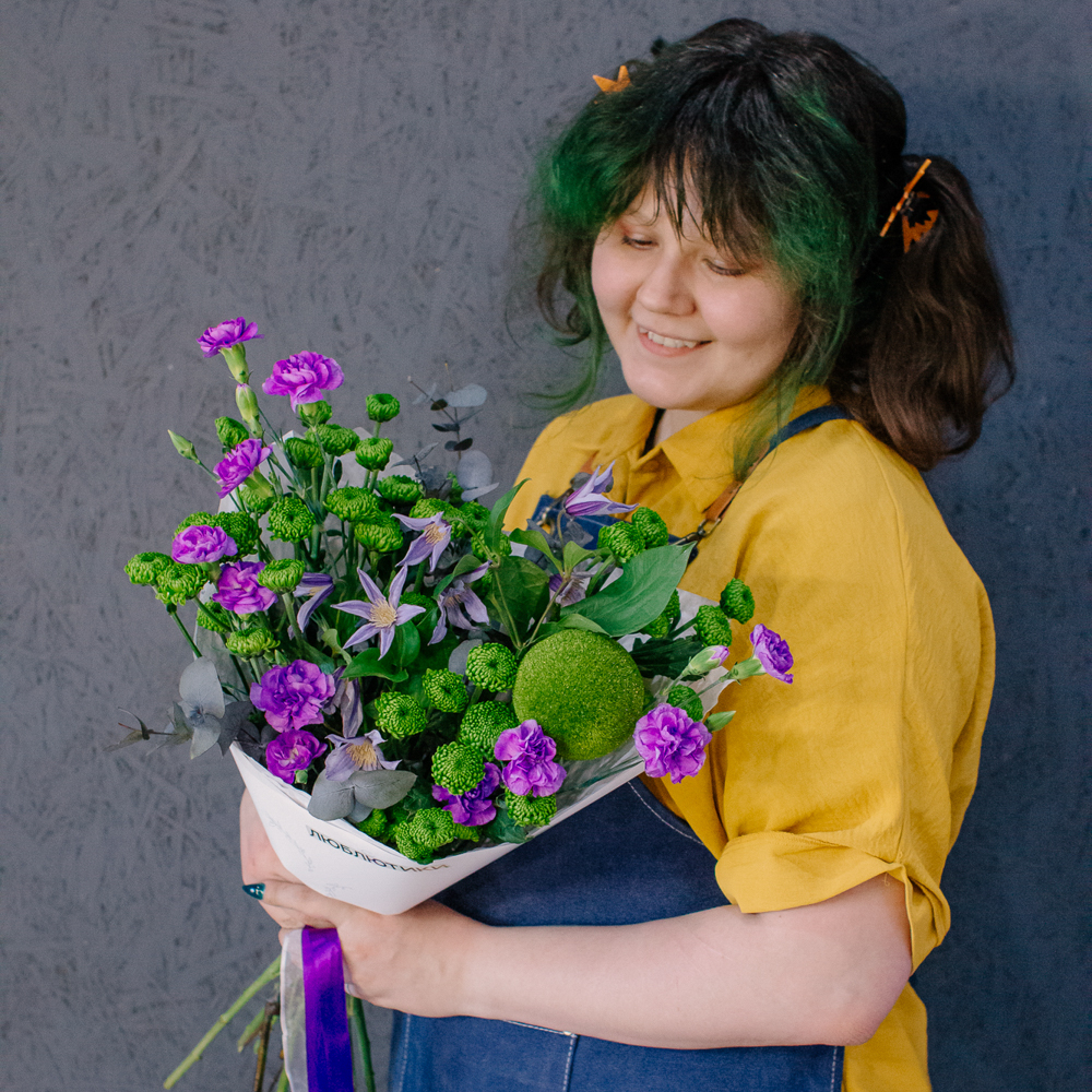 162. Сочный весенний букет в зеленой гамме с фиолетовыми акцентами