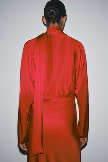 ZARA АТЛАСНОЕ ПЛАТЬЕ С РУКАВАМИ «ЛЕТУЧАЯ МЫШЬ» И ПЛАТКОМ, КРАСНЫЙ