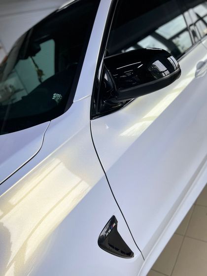 Пленка перламутровая белая с золотым напылением (глянцевая) Pearl White to Gold Carbins