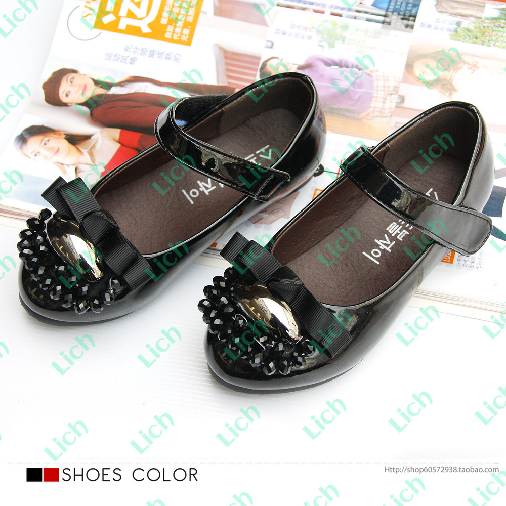 Туфли детские из лаковой кожи с ремешком, бантом и бусинами