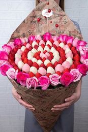 Букет из ягод из цветов Розовое облако