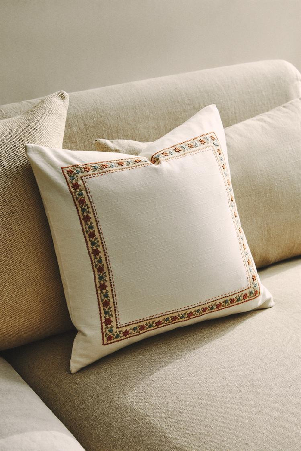 ZARA HOME ЧЕХОЛ ДЛЯ ДЕКОРАТИВНОЙ ПОДУШКИ С КОНТРАСТНОЙ ОКАНТОВКОЙ, СВЕТЛО-БЕЖЕВЫЙ