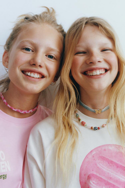 ZARA ФУТБОЛКА С ПРИНТОМ «МОТИ», ЦВЕТ ЛЬДА