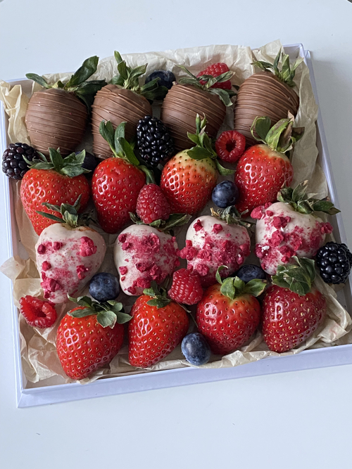 Набор 16 клубник (8 в шоколаде) + 3 доп ягоды black