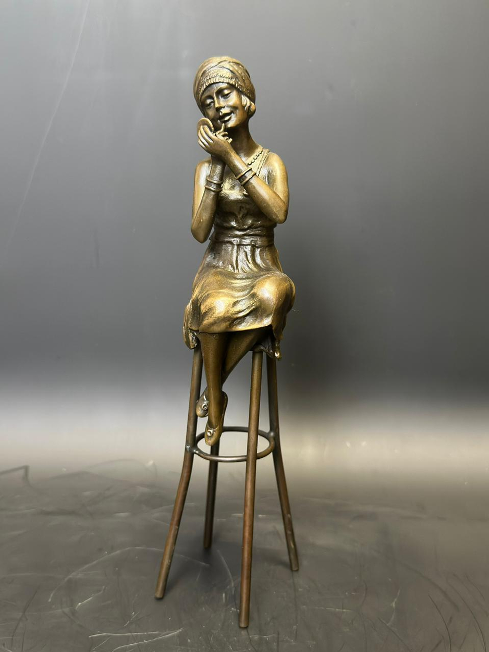 Бронзовая статуэтка «Девушка на стуле»