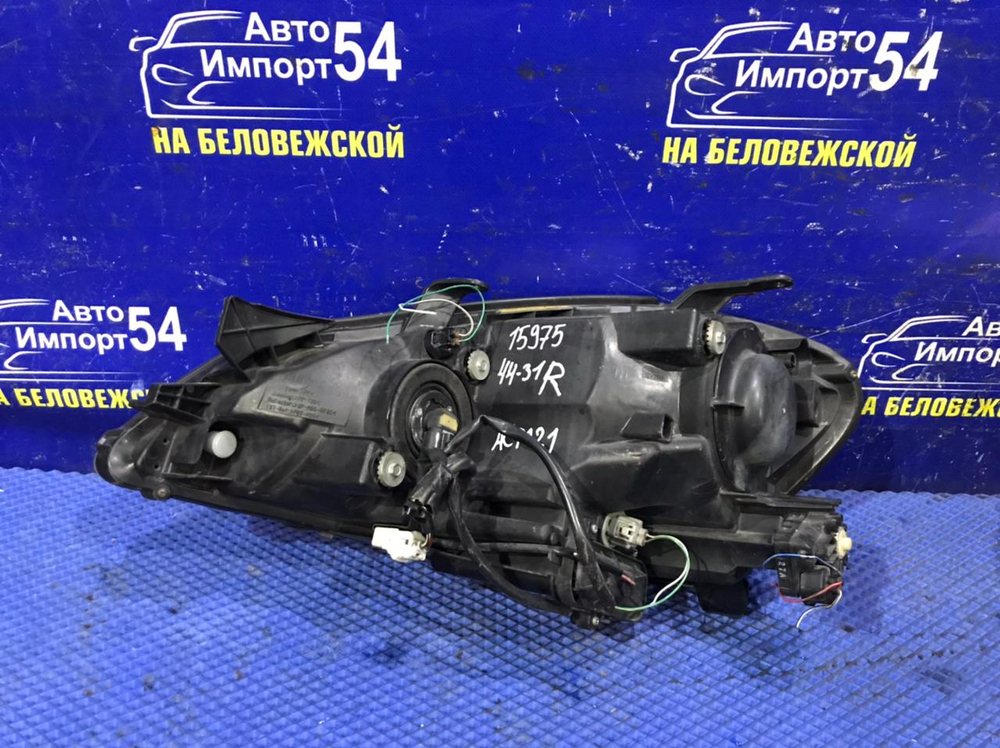 Фара передняя правая TOYOTA IPSUM 2001-2003