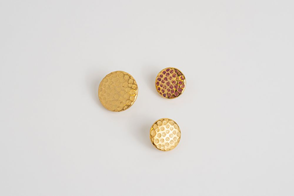 Три винтажные металлические пуговицы разного размера