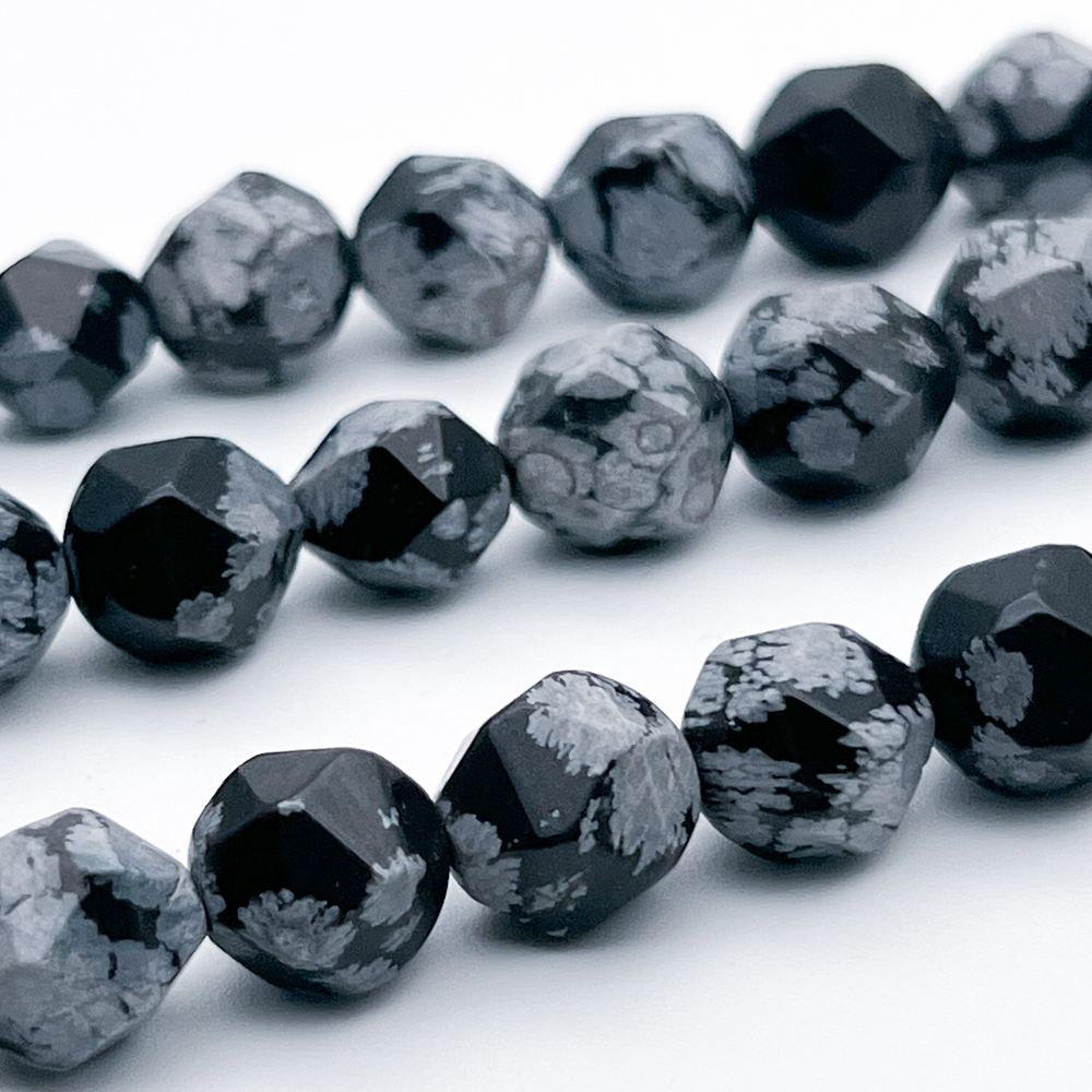 Обсидиан "Снежный" крупной огранки бусины, размер около 10 мм, цена за 18 шт (1/2 нити)