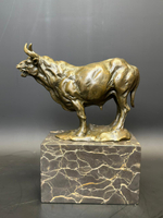 Бронзовая скульптура «Бык на постаменте»