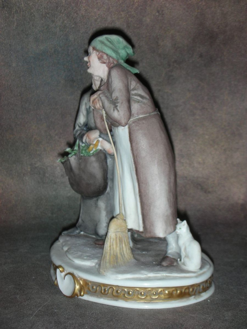 Статуэтка. Фарфор. Сплетницы старушки. Capodimonte. Италия