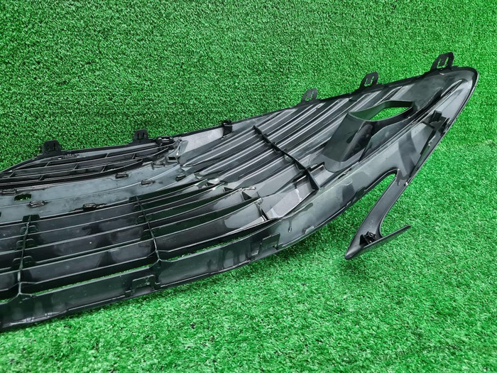 Решетка переднего бампера Toyota Camry xv70 17-21