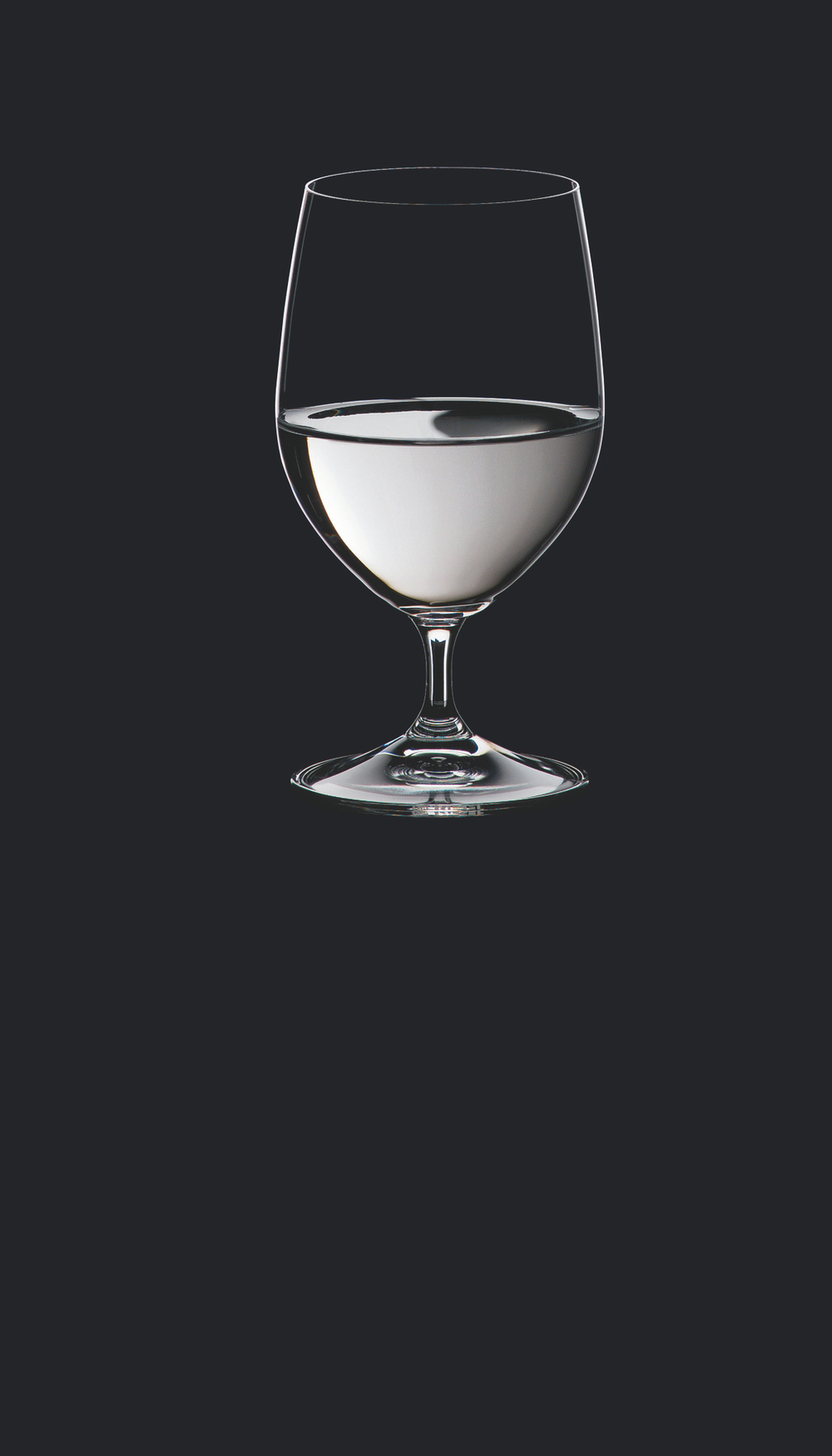 Набор бокалов для воды 2 шт 350 мл Riedel Vinum Water Австрия на черном фоне