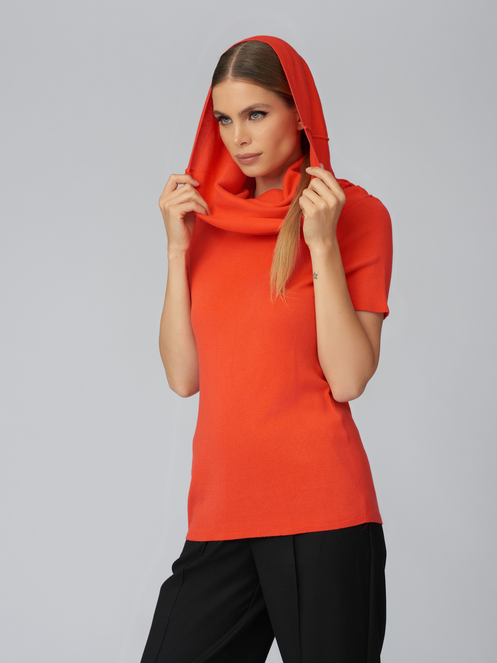 Женский джемпер красный с воротом-трубой