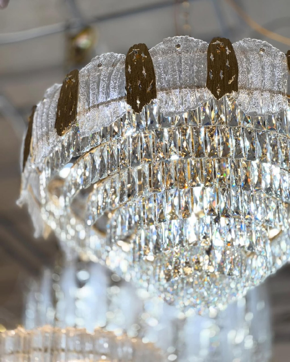 Каскад хрусталя в золотом обрамлении